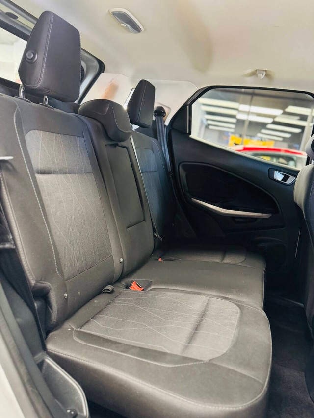 Ford EcoSport Vehicle Full-screen Gallery Image 15
