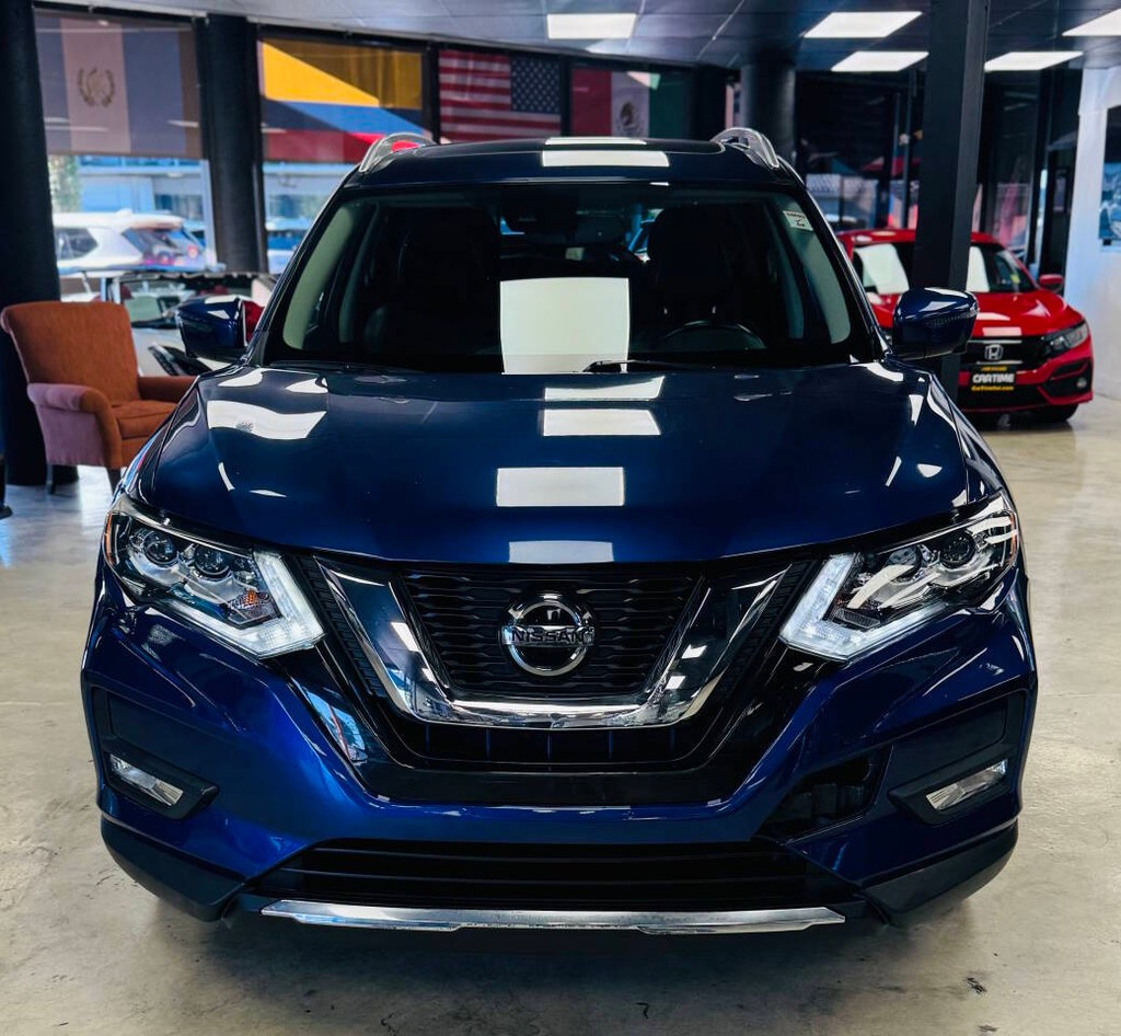 Nissan Rogue Vehicle Full-screen Gallery Image 03