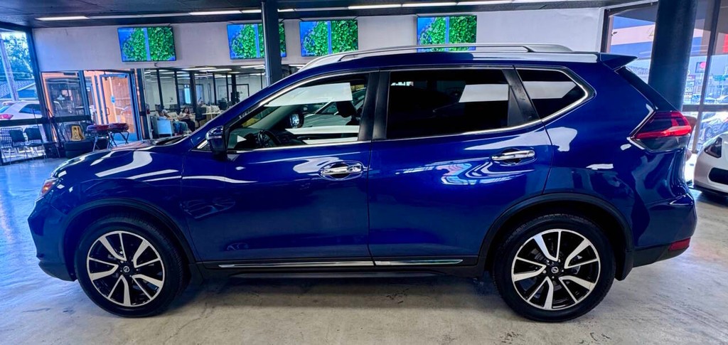 Nissan Rogue Vehicle Full-screen Gallery Image 04