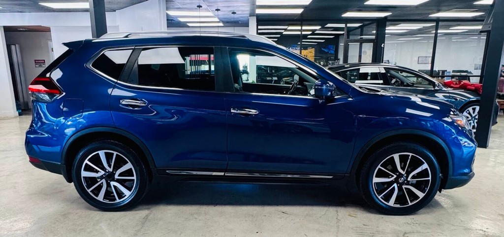 Nissan Rogue Vehicle Full-screen Gallery Image 05