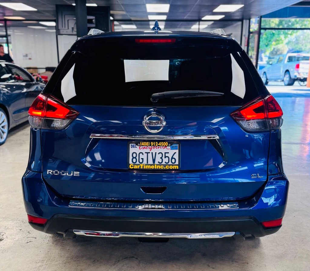 Nissan Rogue Vehicle Full-screen Gallery Image 07