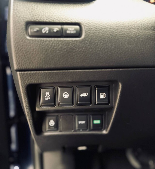 Nissan Rogue Vehicle Full-screen Gallery Image 12