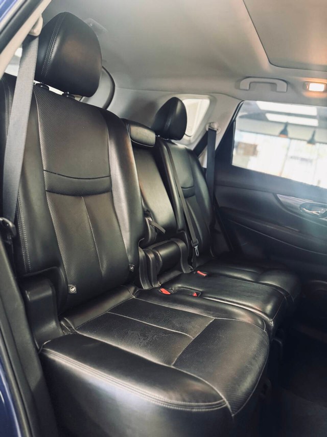 Nissan Rogue Vehicle Full-screen Gallery Image 15