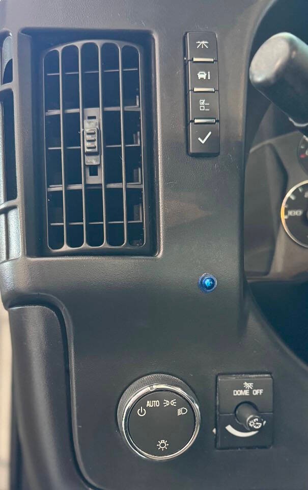 Chevrolet Express Cargo Van Vehicle Full-screen Gallery Image 18