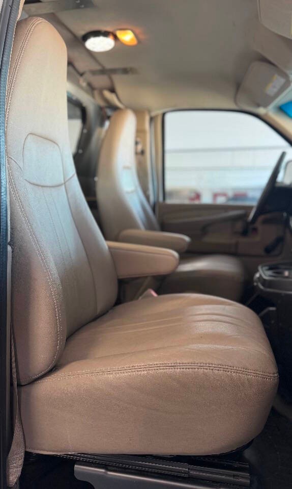 Chevrolet Express Cargo Van Vehicle Full-screen Gallery Image 20