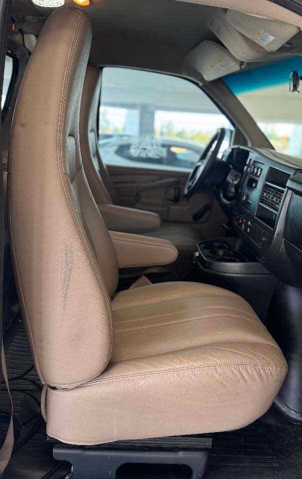 Chevrolet Express Cargo Van Vehicle Full-screen Gallery Image 21