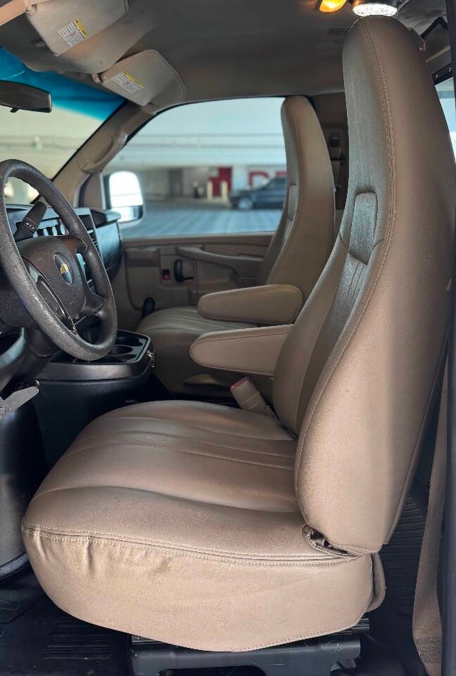 Chevrolet Express Cargo Van Vehicle Full-screen Gallery Image 22