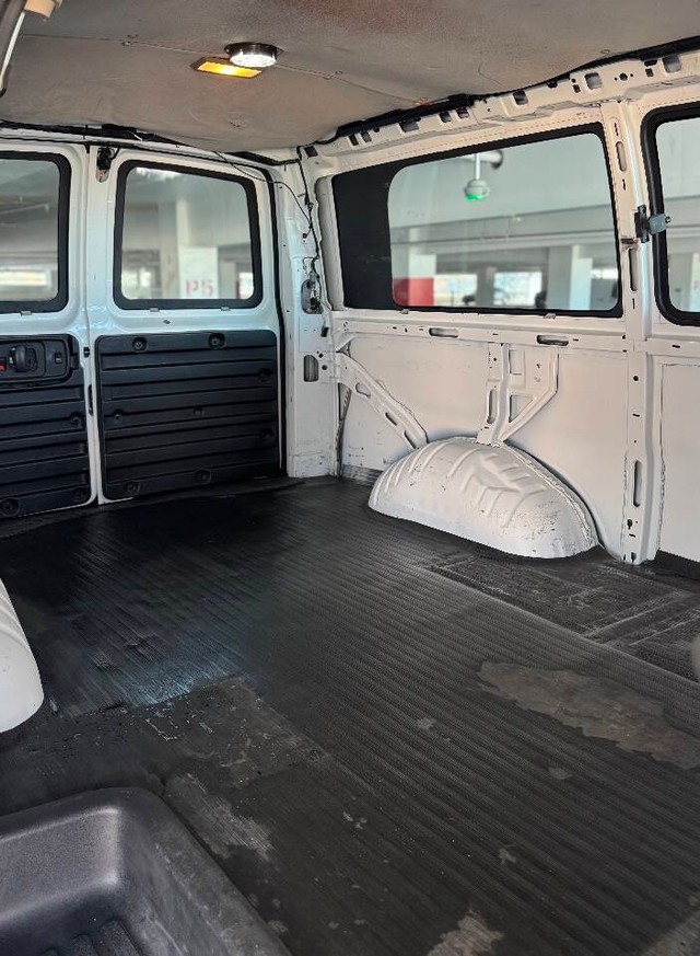 Chevrolet Express Cargo Van Vehicle Full-screen Gallery Image 23