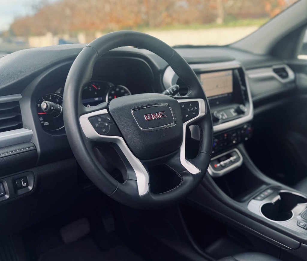 GMC Acadia Vehicle Full-screen Gallery Image 20