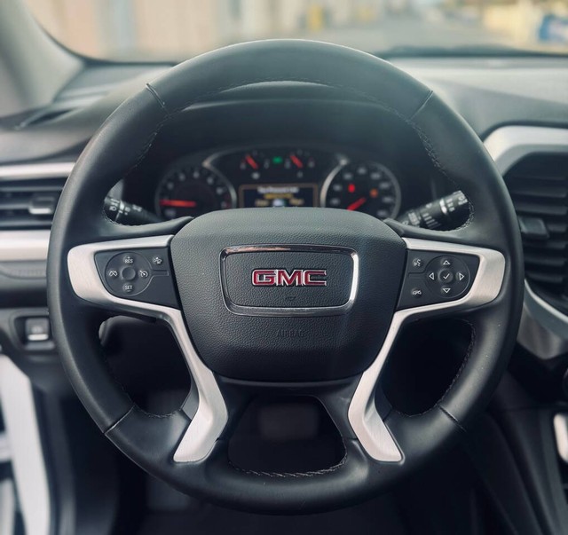 GMC Acadia Vehicle Full-screen Gallery Image 13