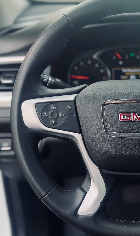 GMC Acadia Vehicle Full-screen Gallery Image 15