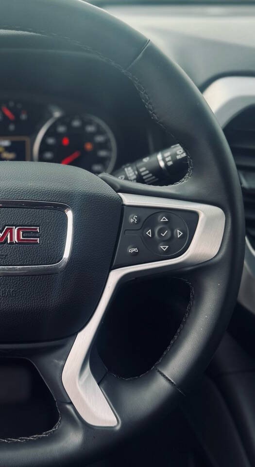 GMC Acadia Vehicle Full-screen Gallery Image 16