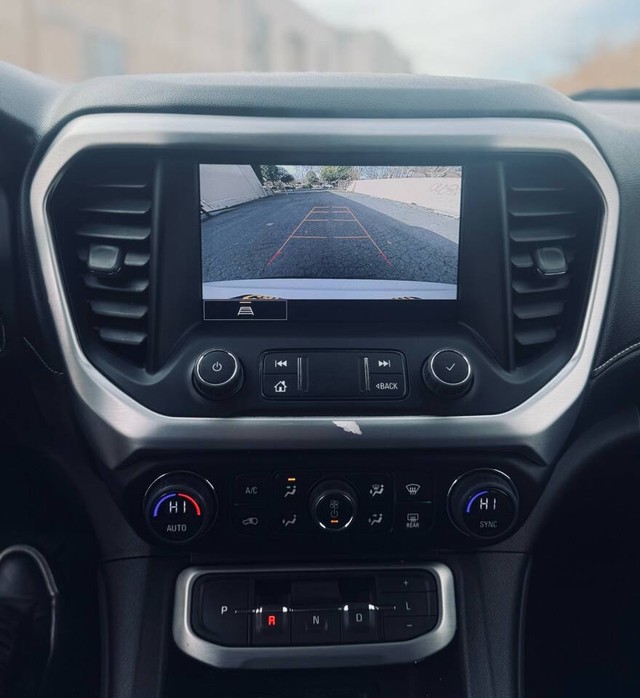 GMC Acadia Vehicle Full-screen Gallery Image 18