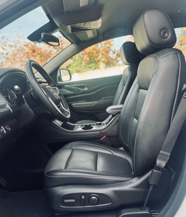 GMC Acadia Vehicle Full-screen Gallery Image 25