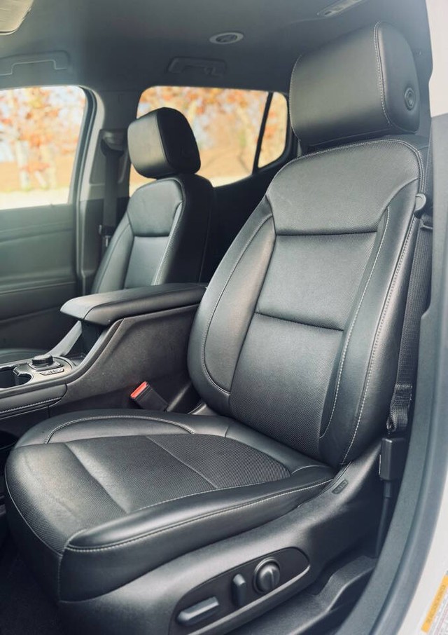 GMC Acadia Vehicle Full-screen Gallery Image 26