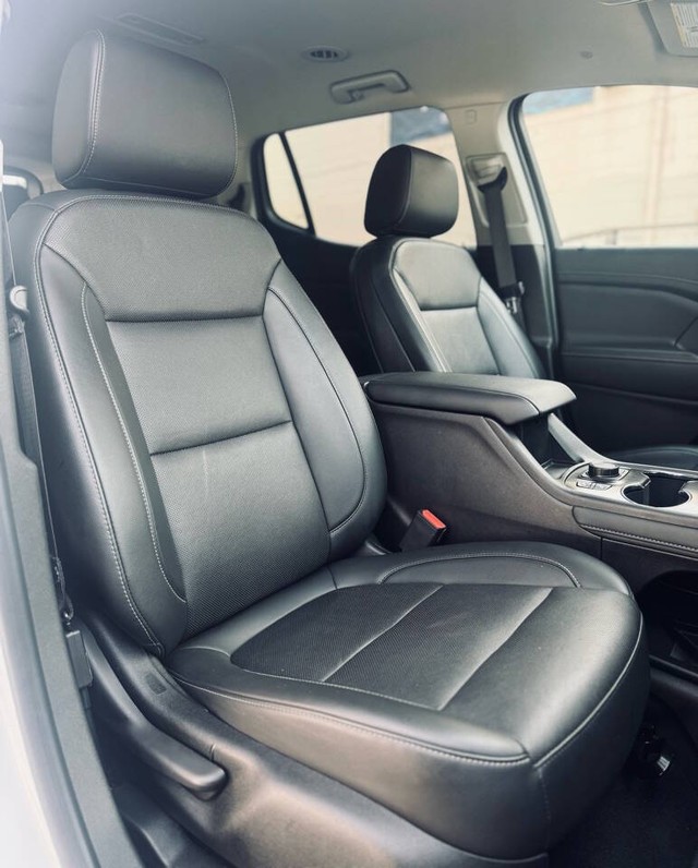 GMC Acadia Vehicle Full-screen Gallery Image 28