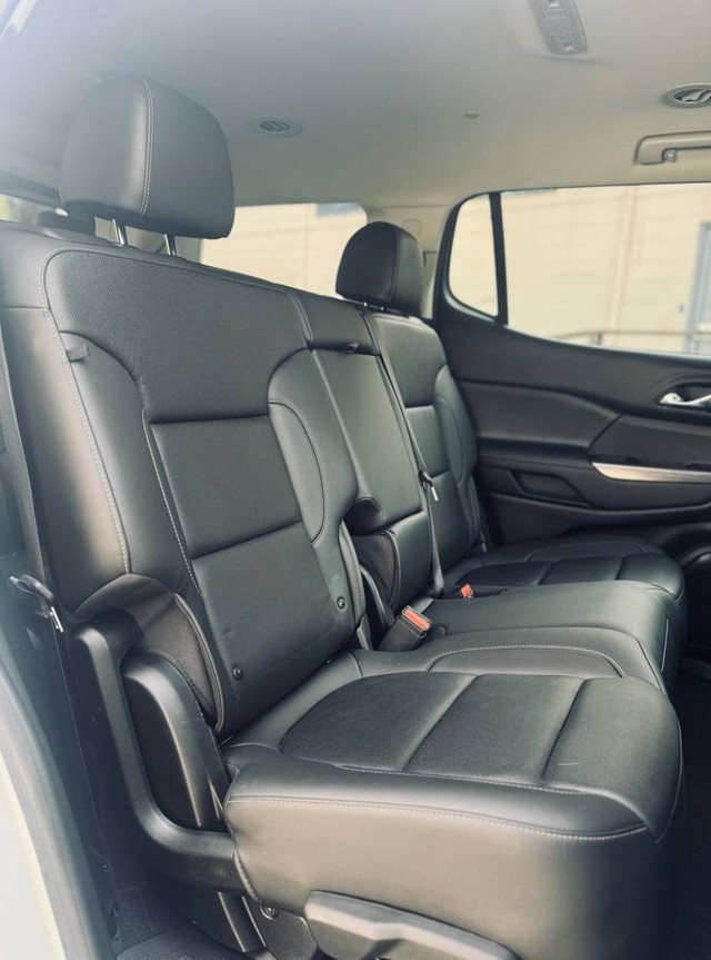 GMC Acadia Vehicle Full-screen Gallery Image 29