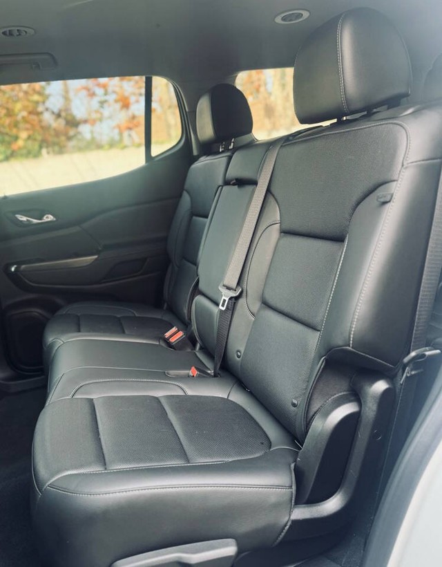 GMC Acadia Vehicle Full-screen Gallery Image 30