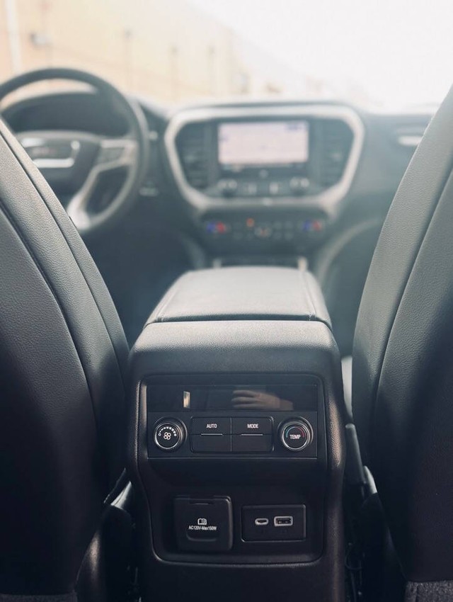 GMC Acadia Vehicle Full-screen Gallery Image 34