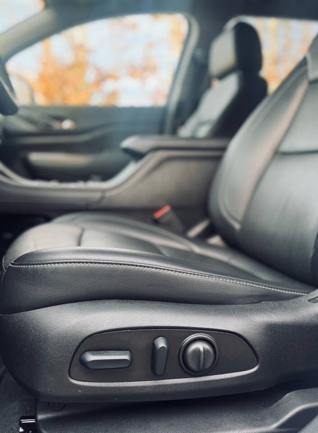 GMC Acadia Vehicle Full-screen Gallery Image 35