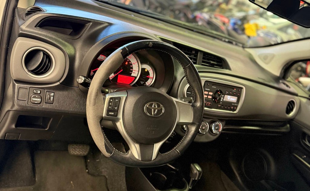 Toyota Yaris Vehicle Full-screen Gallery Image 09