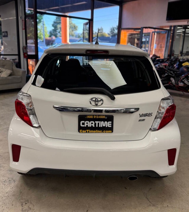 Toyota Yaris Vehicle Full-screen Gallery Image 06