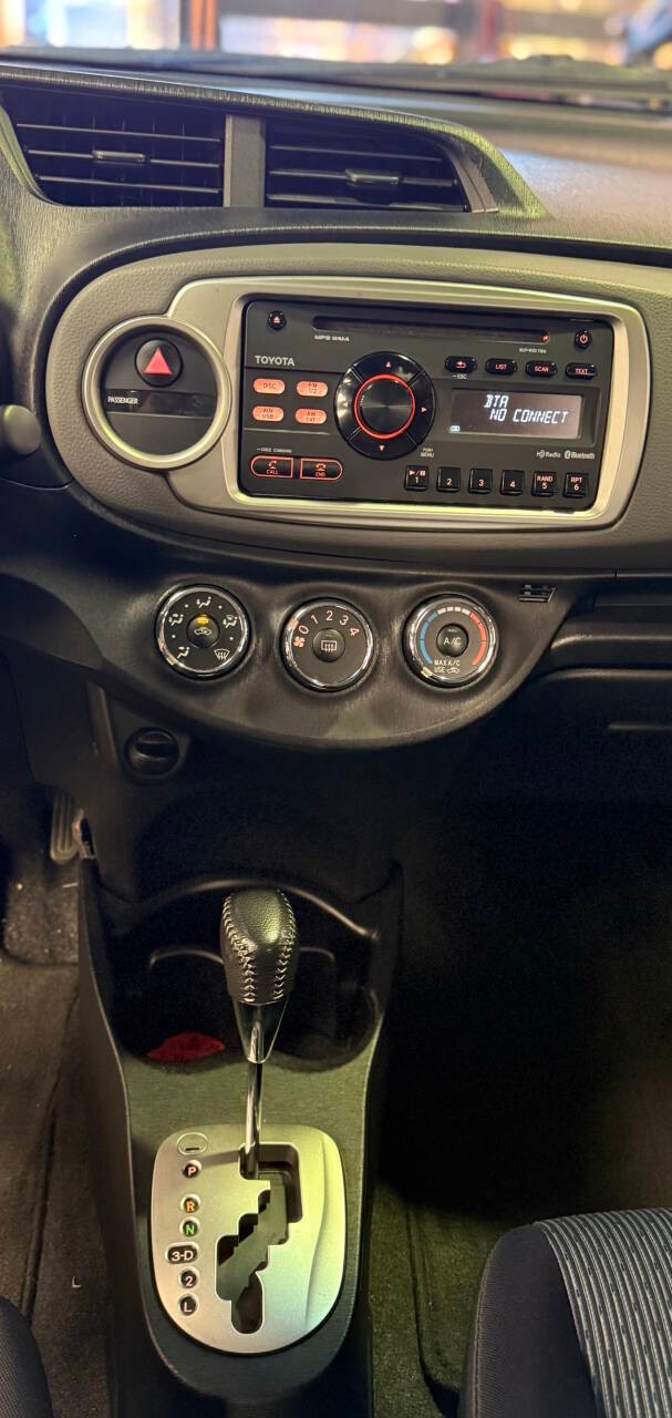 Toyota Yaris Vehicle Full-screen Gallery Image 11