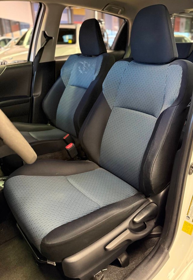 Toyota Yaris Vehicle Full-screen Gallery Image 12