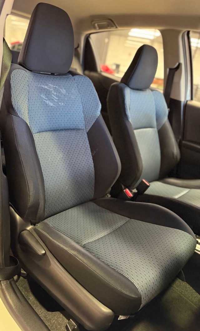 Toyota Yaris Vehicle Full-screen Gallery Image 13