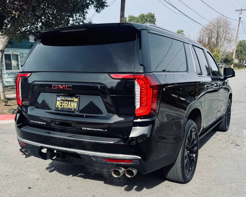 GMC Yukon XL Vehicle Full-screen Gallery Image 11