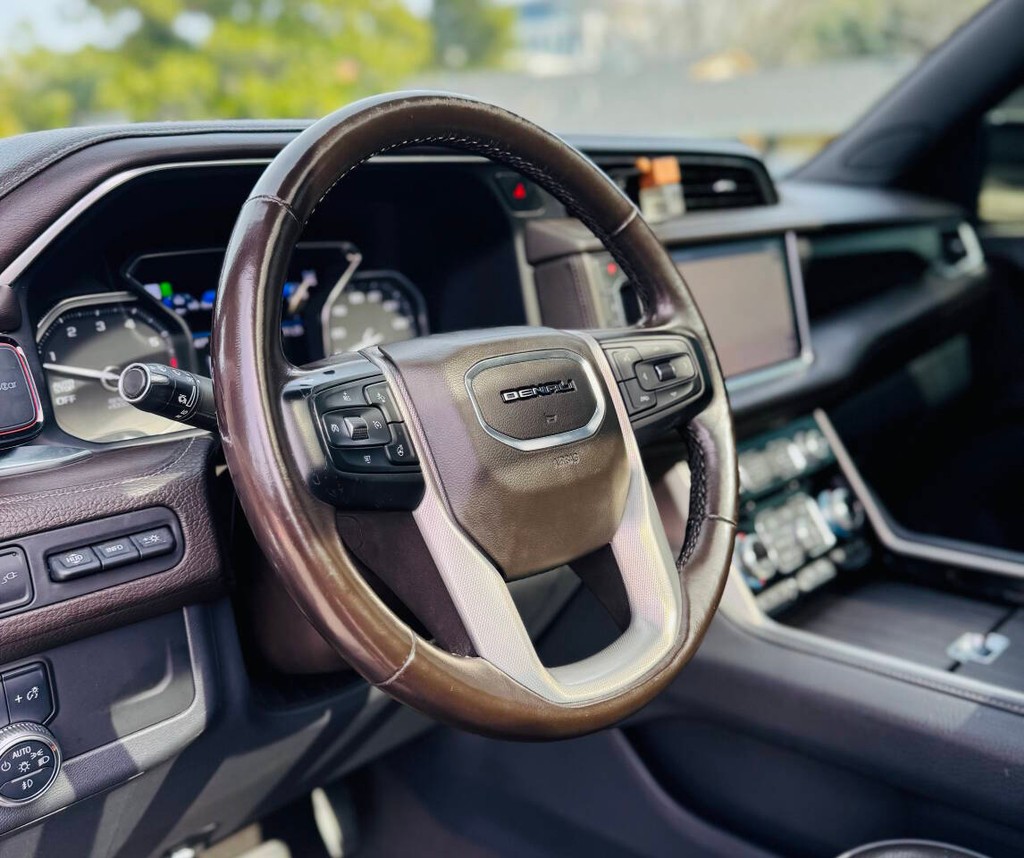 GMC Yukon XL Vehicle Full-screen Gallery Image 17