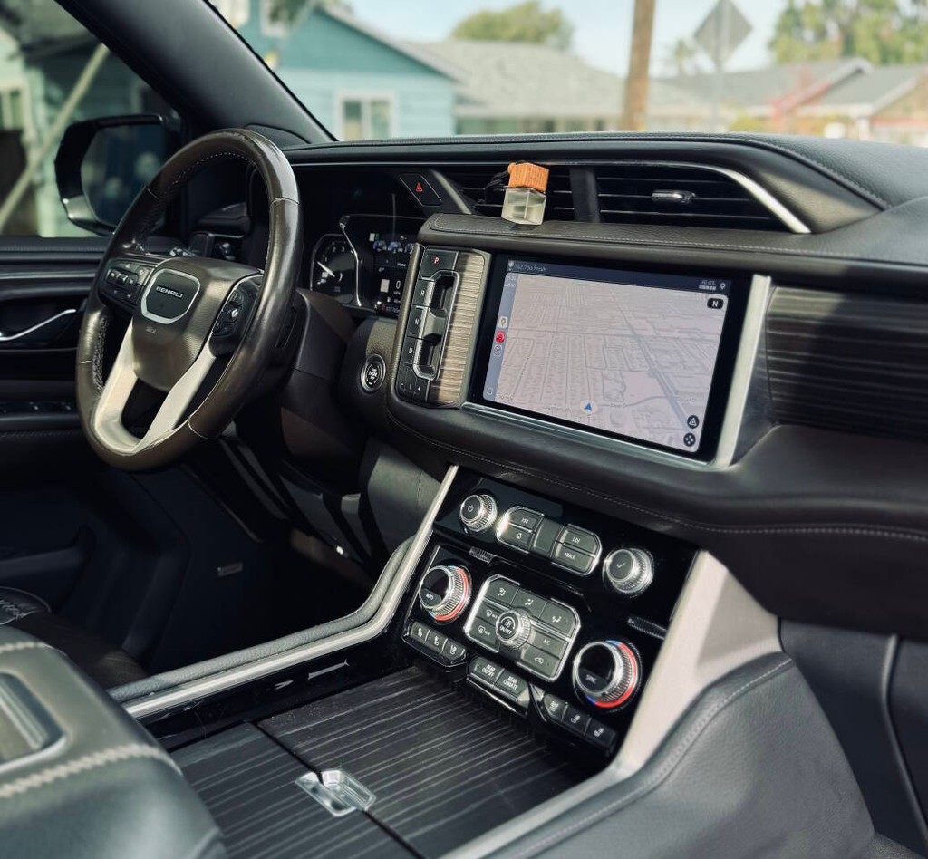 GMC Yukon XL Vehicle Full-screen Gallery Image 18