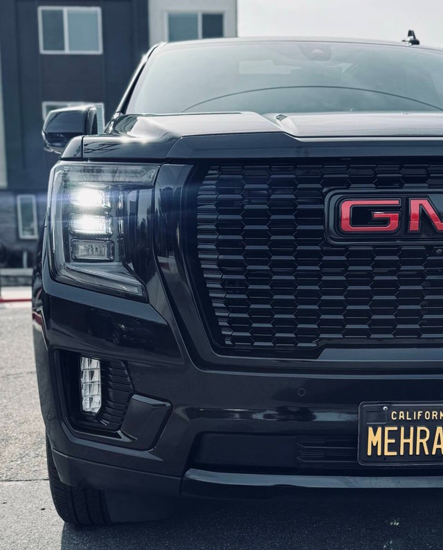 GMC Yukon XL Vehicle Full-screen Gallery Image 13