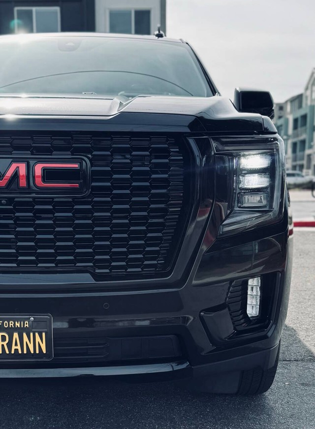 GMC Yukon XL Vehicle Full-screen Gallery Image 14