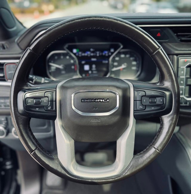 GMC Yukon XL Vehicle Full-screen Gallery Image 16