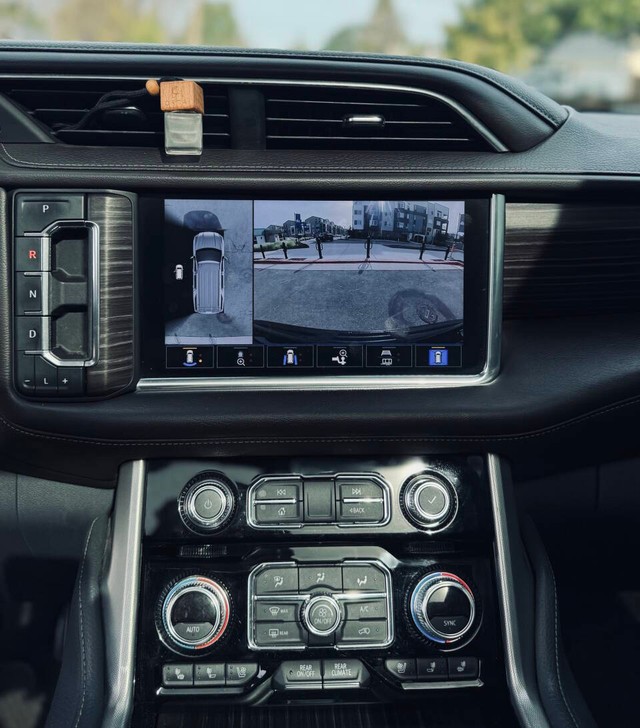 GMC Yukon XL Vehicle Full-screen Gallery Image 20