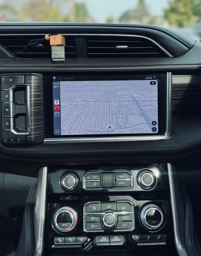 GMC Yukon XL Vehicle Full-screen Gallery Image 21