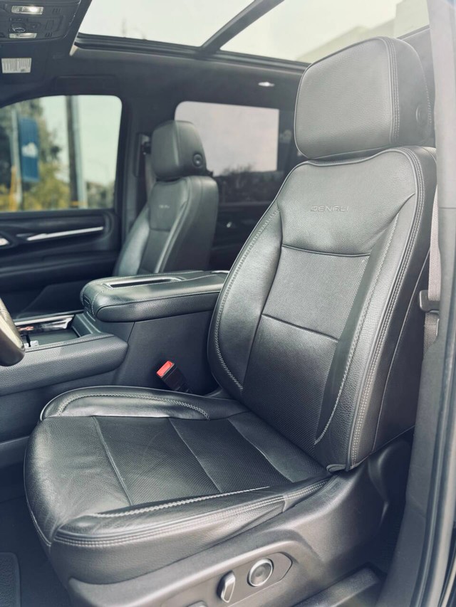 GMC Yukon XL Vehicle Full-screen Gallery Image 22