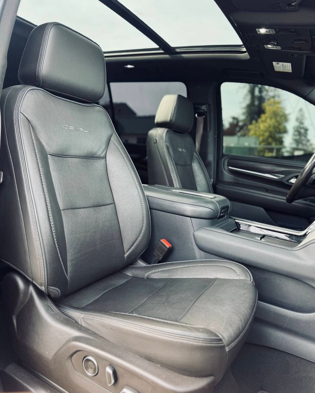 GMC Yukon XL Vehicle Full-screen Gallery Image 23