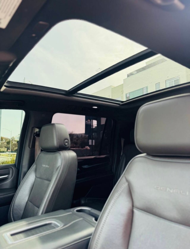 GMC Yukon XL Vehicle Full-screen Gallery Image 28