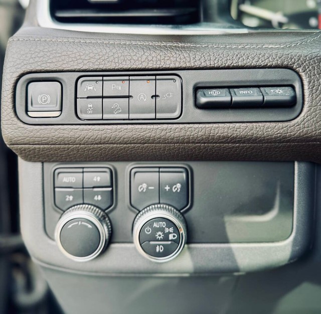 GMC Yukon XL Vehicle Full-screen Gallery Image 29