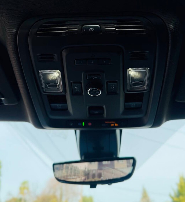 GMC Yukon XL Vehicle Full-screen Gallery Image 30