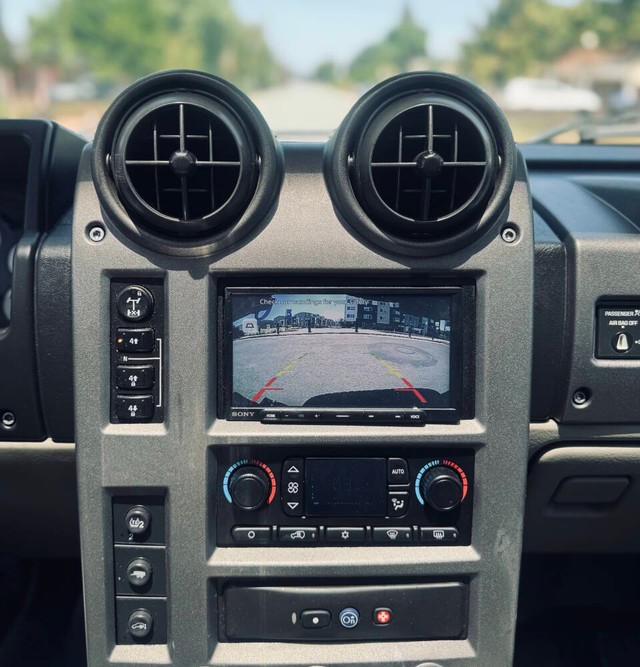 HUMMER H2 Vehicle Full-screen Gallery Image 10