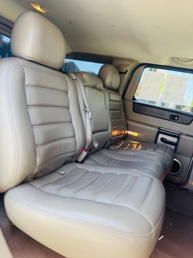 HUMMER H2 Vehicle Full-screen Gallery Image 12