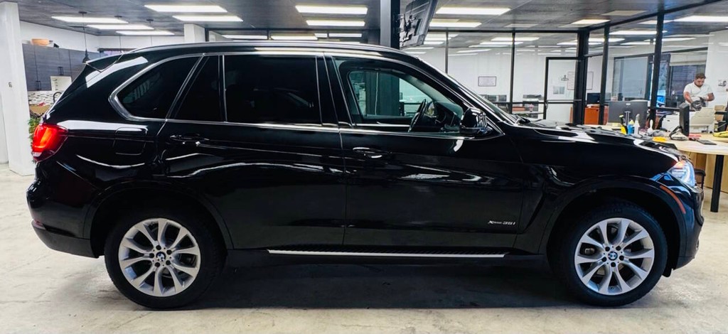 BMW X5 Vehicle Full-screen Gallery Image 05