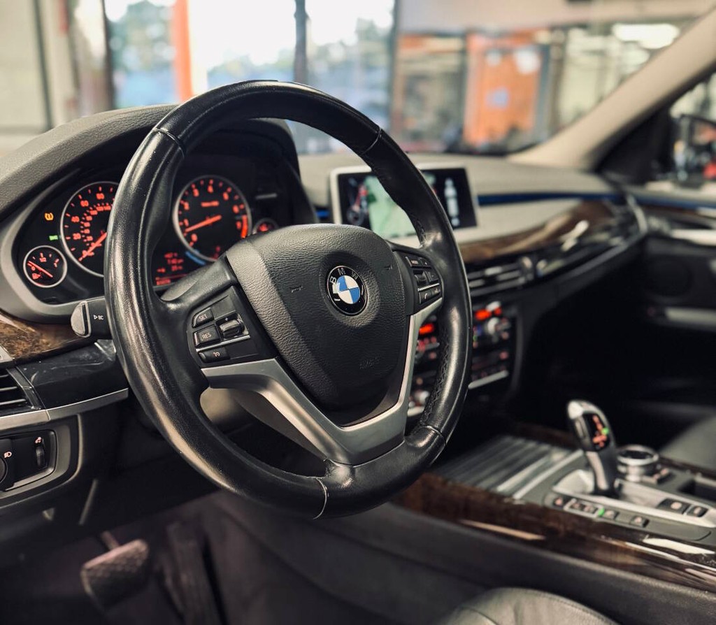 BMW X5 Vehicle Full-screen Gallery Image 16