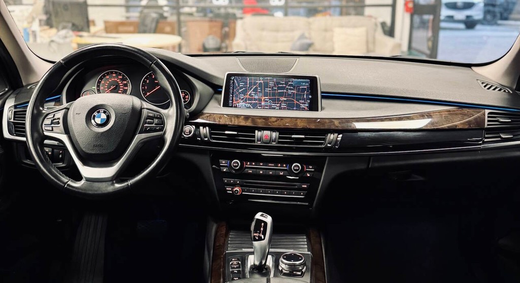 BMW X5 Vehicle Full-screen Gallery Image 20