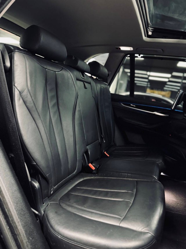 BMW X5 Vehicle Full-screen Gallery Image 12