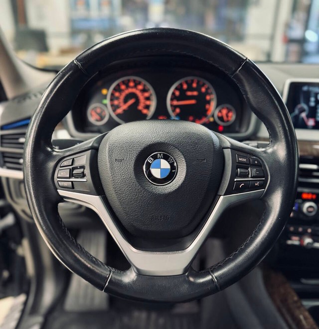 BMW X5 Vehicle Full-screen Gallery Image 13