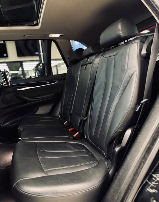 BMW X5 Vehicle Full-screen Gallery Image 14